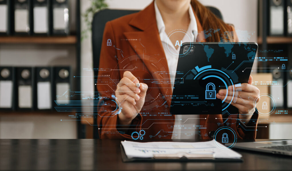 Cybersicherheit und Datenschutz. Unternehmen, die Computer und Tablets nutzen, um ihre Geschäfts- und Finanzdaten virtuell vor Cyberangriffen zu schützen, Cybersecurity-Technologie im Büro.