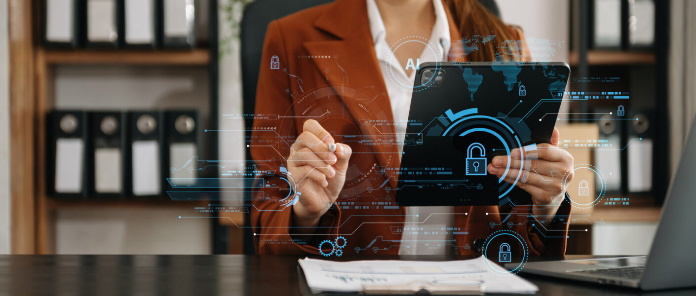 Cybersicherheit und Datenschutz. Unternehmen, die Computer und Tablets nutzen, um ihre Geschäfts- und Finanzdaten virtuell vor Cyberangriffen zu schützen, Cybersecurity-Technologie im Büro.