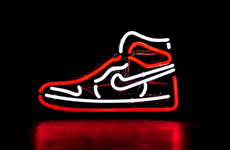 rot-weißer Nike Basketballschuh Neon-Beschilderung