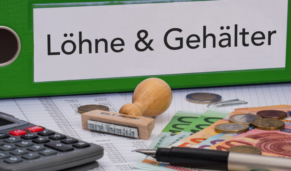 Ordner auf dem Löhne und Gehälter steht