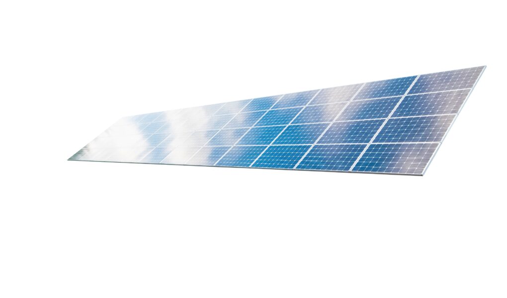 Eine große, freistehende Solaranlage mit mehreren Solarmodulen auf weißem Hintergrund. Die Paneele reflektieren leicht die Umgebung.
