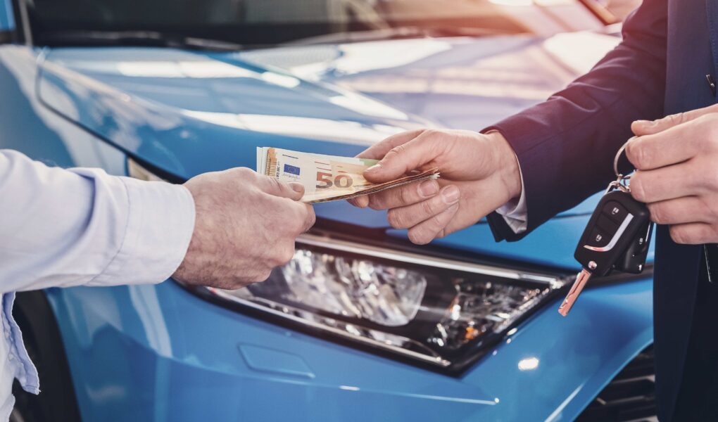 Händlerin, die Geld von einem Kunden entgegennimmt, Nahaufnahme