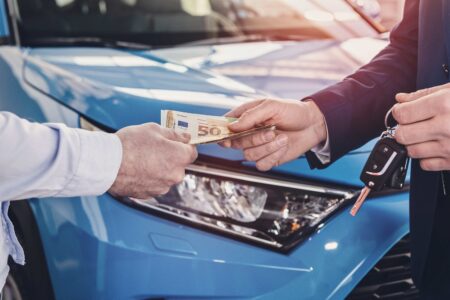 Händlerin, die Geld von einem Kunden entgegennimmt, Nahaufnahme