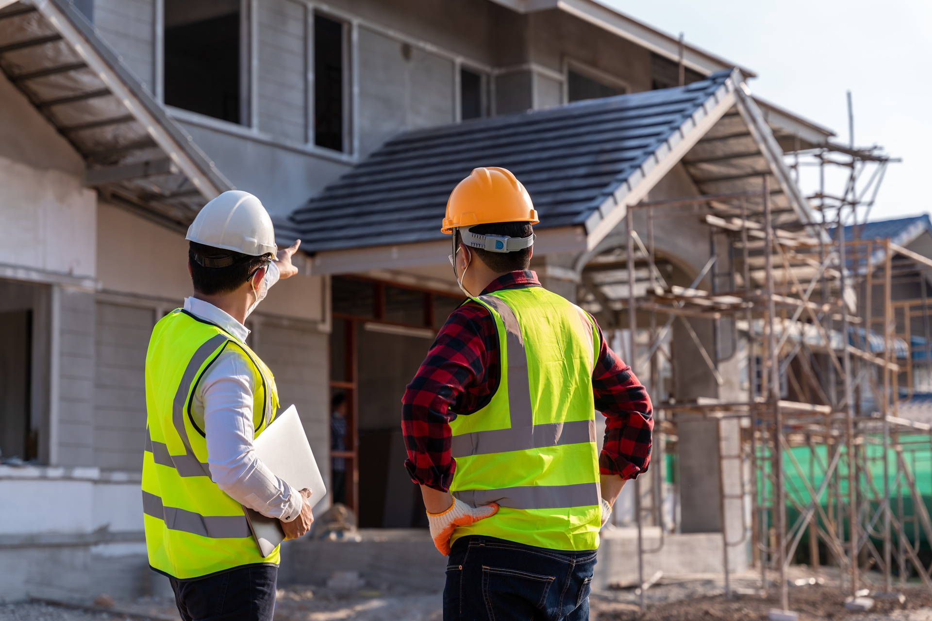 Bauleitung vor Neubauprojekt im Rohbau | Baufinanzierung Köln

