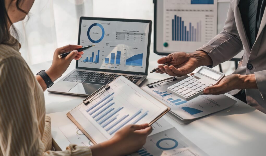 Team analysiert Finanzdiagramme | LWL Pigtails