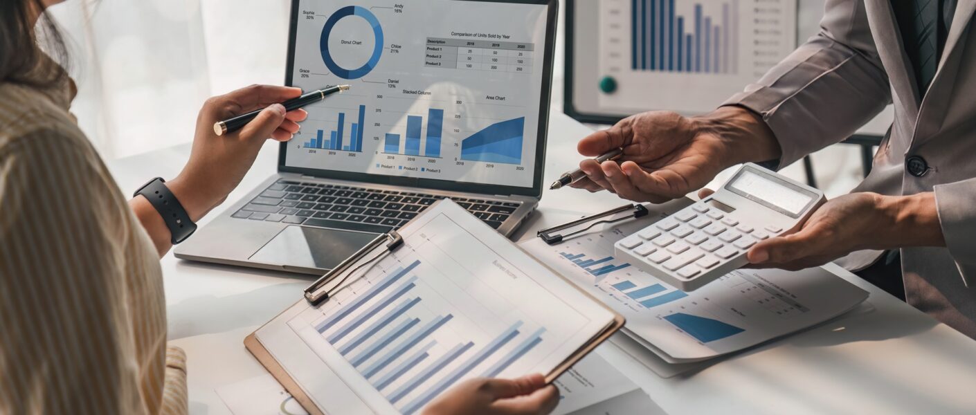 Team analysiert Finanzdiagramme | LWL Pigtails