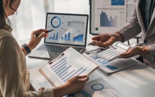 Team analysiert Finanzdiagramme | LWL Pigtails