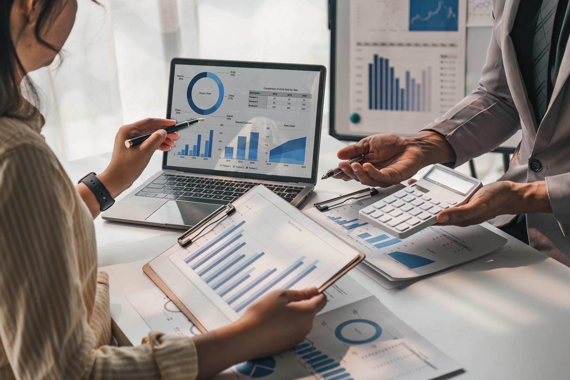 Team analysiert Finanzdiagramme | LWL Pigtails