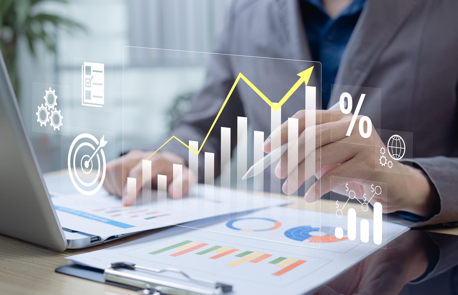Experte analysiert Finanzdaten mit modernen Tools | Steuerberater Neu-Ulm