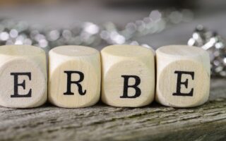 Holzwürfel mit dem Wort Erbe als Symbol | Erbrecht Kitzingen